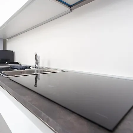 White Flat In Center By Rent *