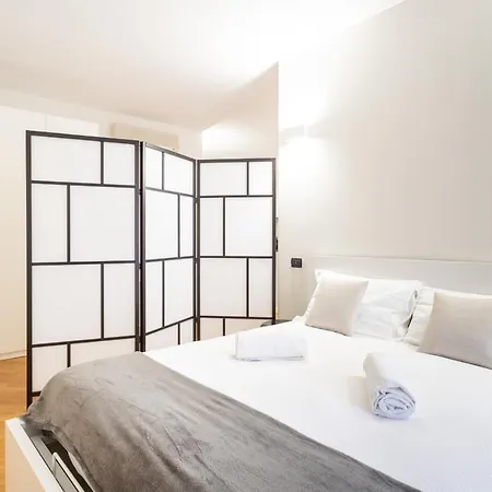 White Flat In Center By Rent *