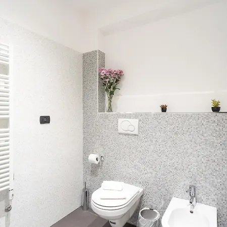 White Flat Center By Rent * Como