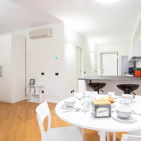 White Flat In Center By Rent كومو