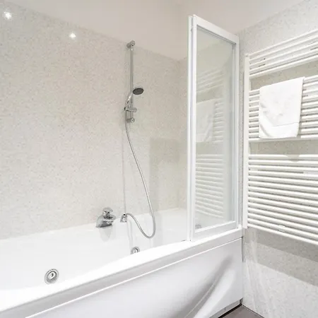 White Flat In Center By Rent كومو