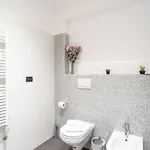 White Flat In Center By Rent * Комо