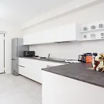 Апартаменты White Flat In Center By Rent