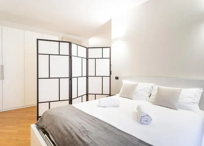 White Flat In Center By Rent *