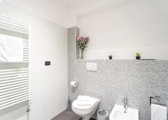 White Flat In Center By Rent * Como