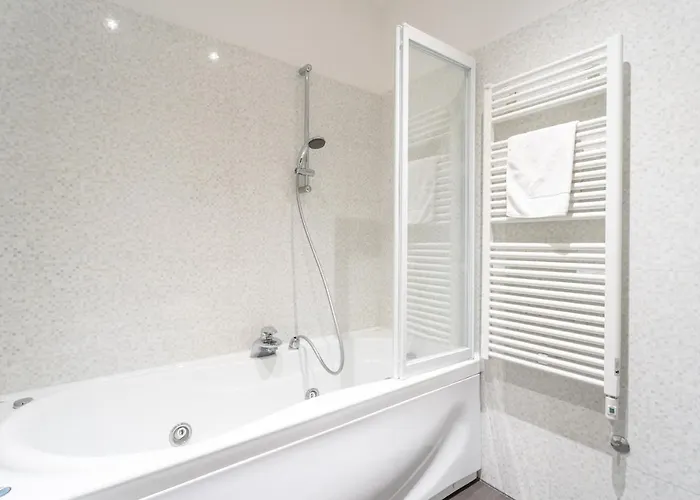 White Flat In Center By Rent Como